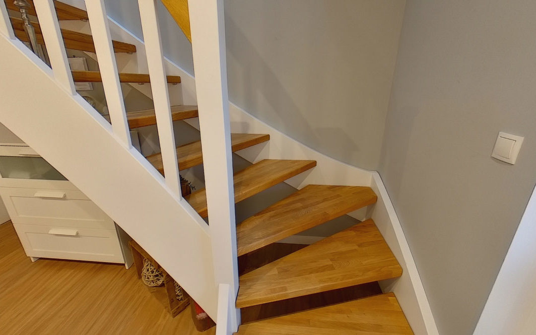 Wangentreppe mit „schwebenden“ Stufen dank Edelstahl-Verbinder