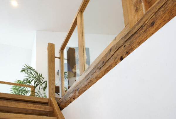 handwerkliche Holztreppe Detail Handlauf Balustrade