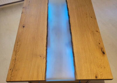 River Table Esszimmertisch mit Lichteffekt Epoxidharz Gesellenstück Tischlerei Albers