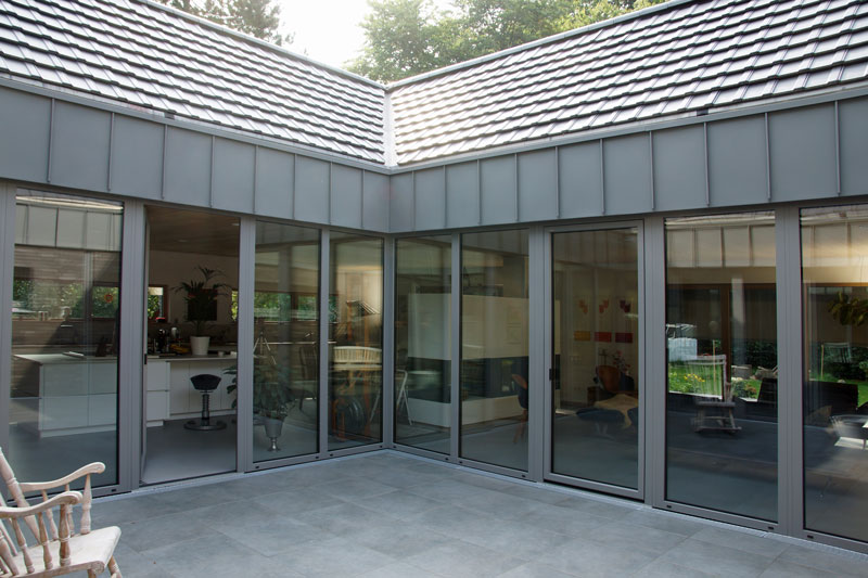 Holz-Aluminium-Fenster Außenansicht in Aluminiumgrau Internorm Atriumhof Neubau Tischlerei Albers