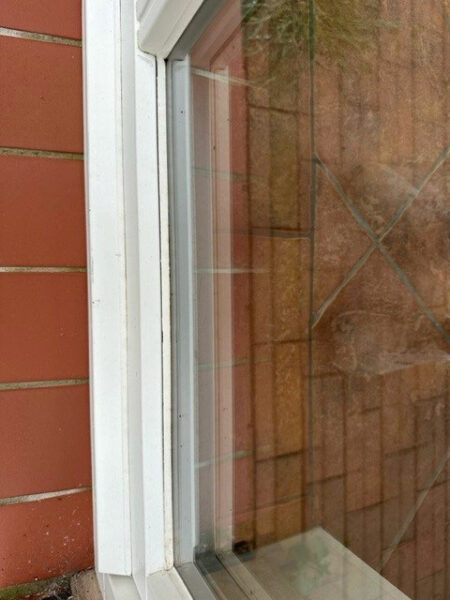 Fensterwartung: Wenn die Versiegelungsfugen nicht dicht abschließen, kann Feuchtigkeit in 